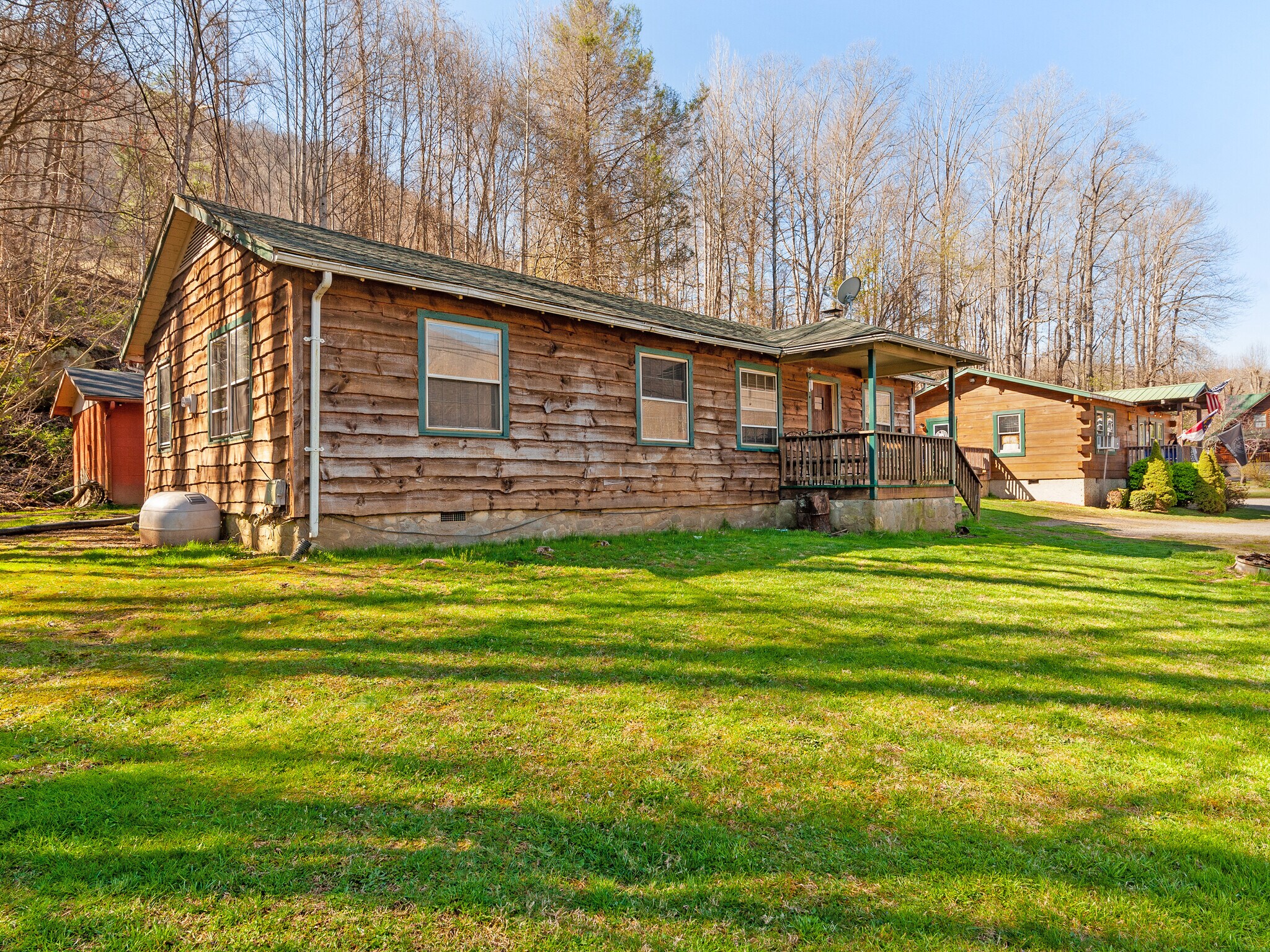 1361 & 1369 Soco Rd. portefeuille de 2 propriétés à vendre sur LoopNet.ca Photo du bâtiment- Image 1 de 20