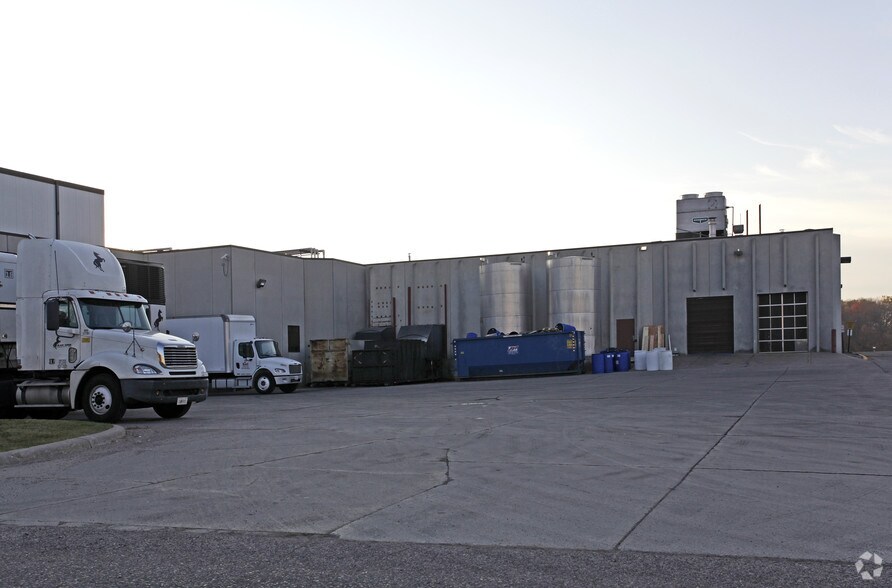 300 Lake Hazeltine Dr, Chaska, MN for sale - Building Photo - Image 2 of 3