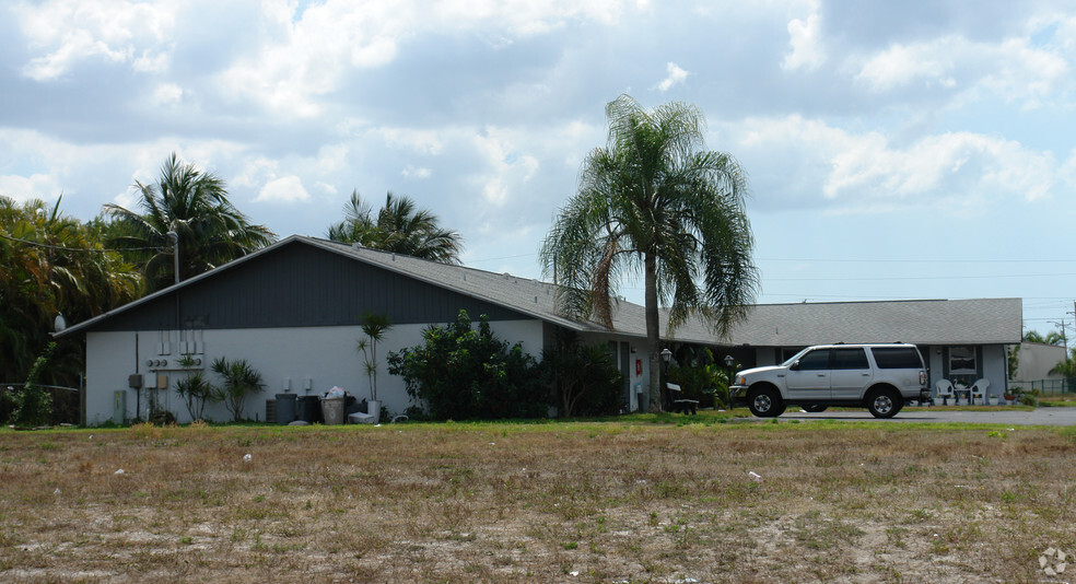 3909 Skyline Blvd, Cape Coral, FL for sale - Primary Photo - Image 1 of 2