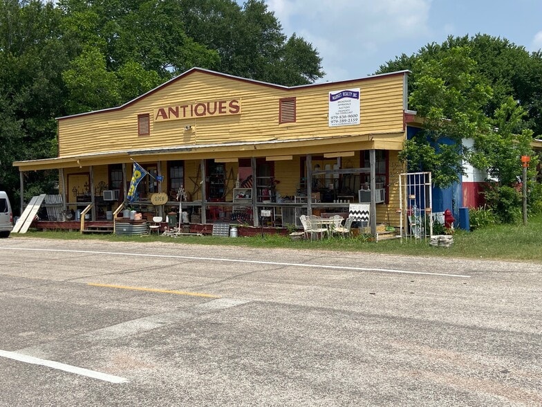 108 Thigpen St, Carmine, TX for sale - Primary Photo - Image 1 of 13