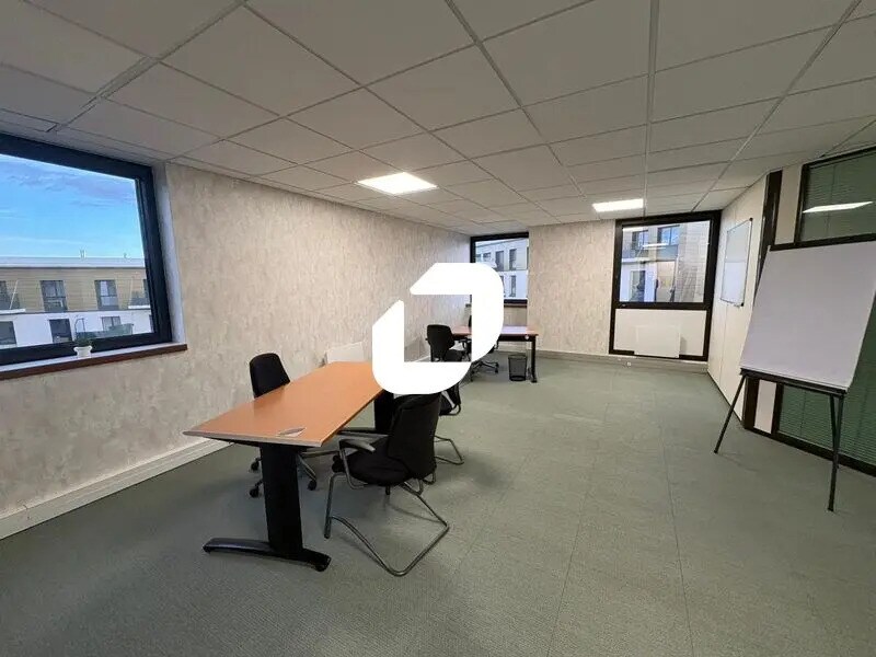 Office in Chatou for lease Interior Photo- Image 1 of 4