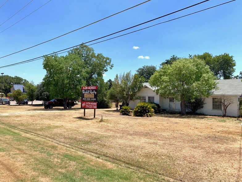 1157 W Oaklawn Rd, Pleasanton, TX à vendre - Photo du bâtiment - Image 2 de 15