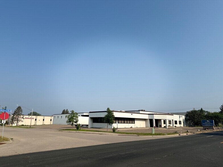 404 NE Industrial Blvd, Minneapolis, MN for lease - Building Photo - Image 2 of 10