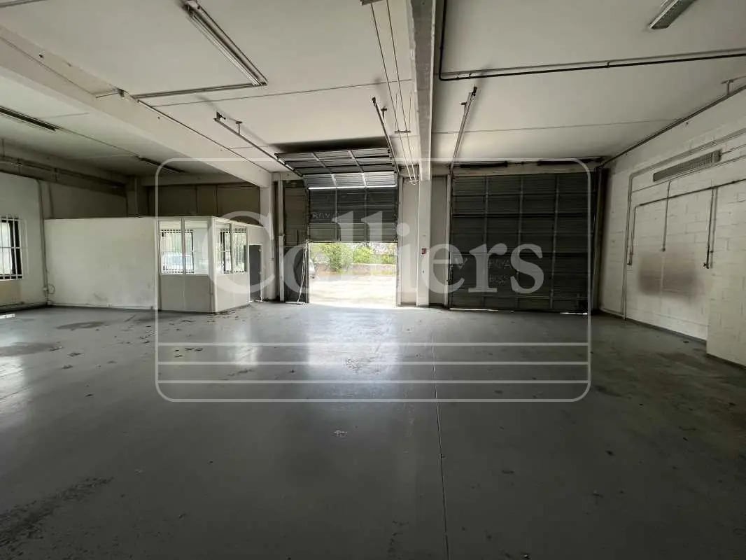 Flex in Marseille for lease Interior Photo- Image 1 of 12