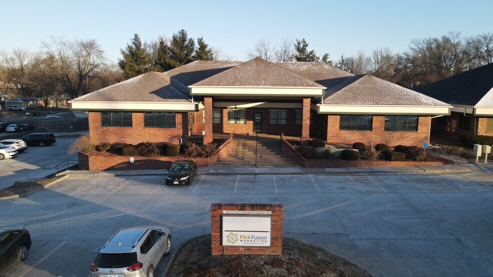 7723-7743 Douglas Ave, Urbandale, IA à louer - Photo du bâtiment - Image 2 de 5