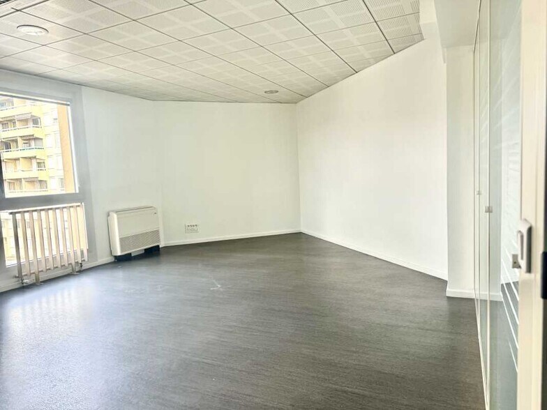 Office in Villeurbanne for lease - Building Photo - Image 3 of 9
