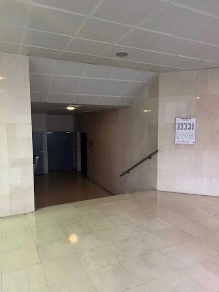 33/37 Boulevard Vauban, Guyancourt à louer - Hall d’entrée - Image 3 de 11