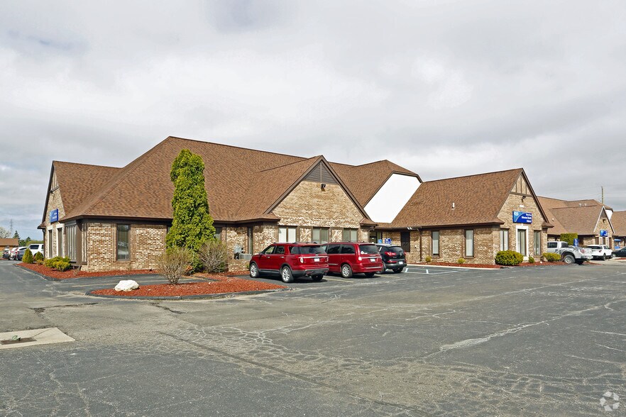 15420 19 Mile Rd, Clinton Township, MI à louer - Photo du bâtiment - Image 1 de 5