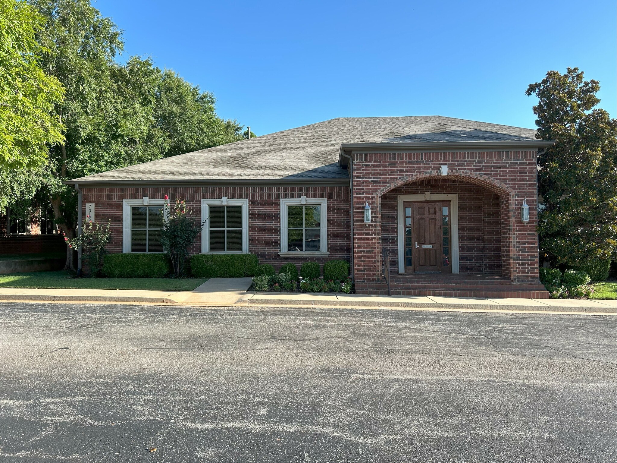 7015 N Robinson Ave, Oklahoma City, OK for lease Primary Photo- Image 1 of 15