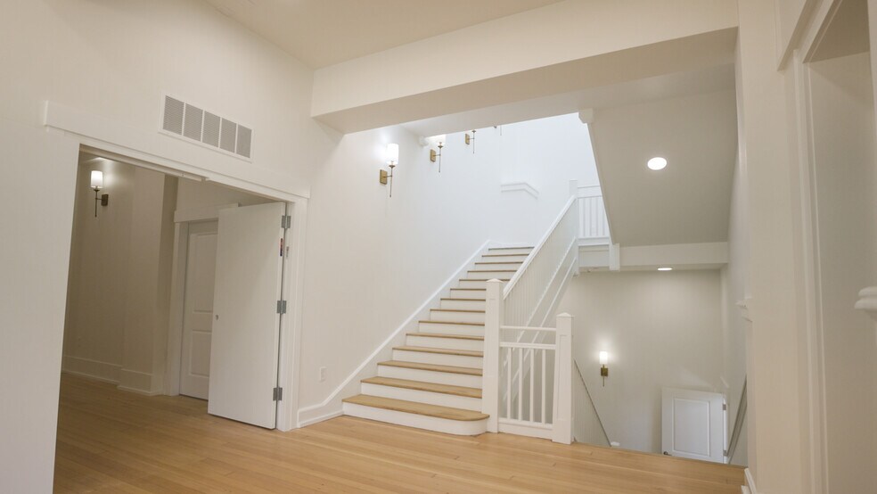 550 N 1st St, Woodburn, OR à vendre - Photo du bâtiment - Image 2 de 51