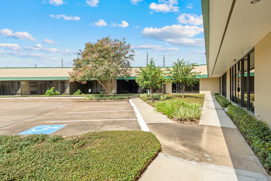 11200-11248 Wilcrest Green Dr, Houston, TX for lease - Building Photo - Image 2 of 33