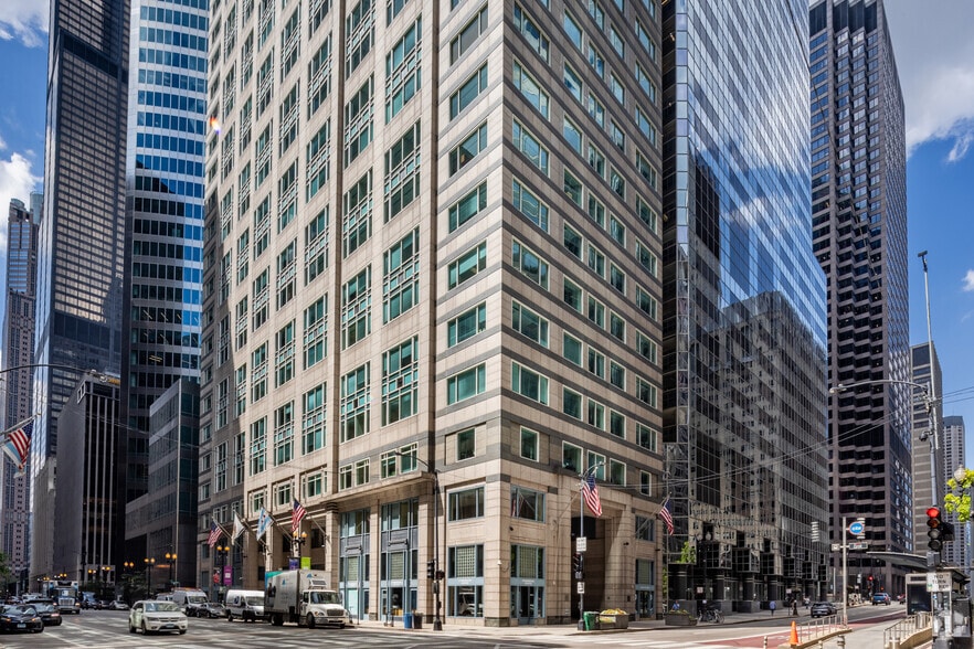 303 W Madison St, Chicago, IL à louer - Photo du bâtiment - Image 2 de 2