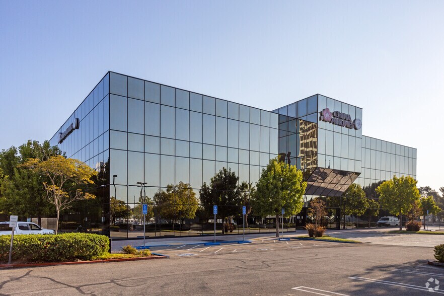 200 Continental Blvd, El Segundo, CA à louer - Photo du bâtiment - Image 1 de 4