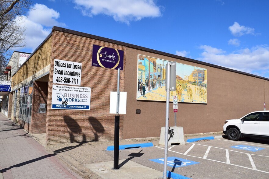 4730 50 St, Red Deer, AB à vendre - Photo du bâtiment - Image 3 de 30