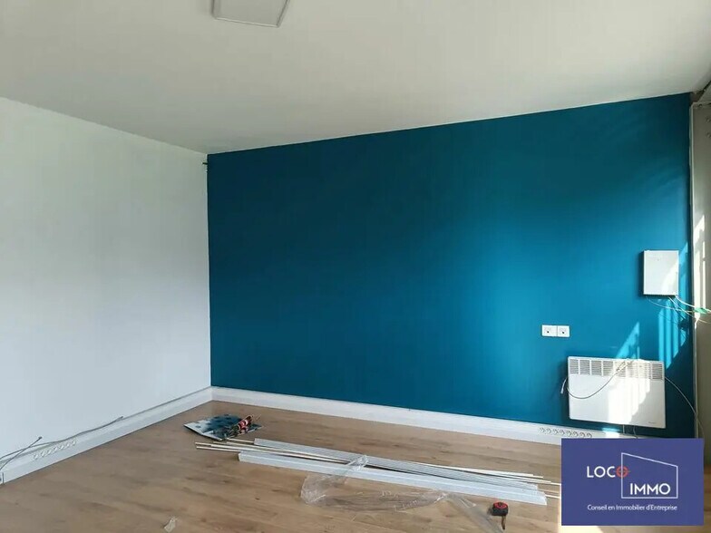 Flex in SAINT-JEAN-D'ILLAC for lease - Interior Photo - Image 3 of 6