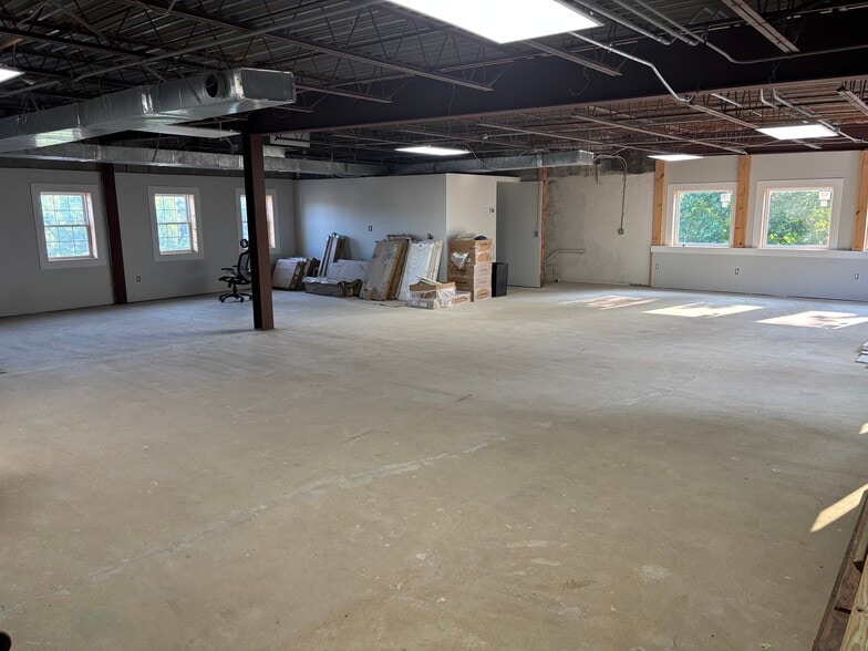 8733-8737 Mayfield Rd, Chesterland, OH à louer - Photo du bâtiment - Image 2 de 9