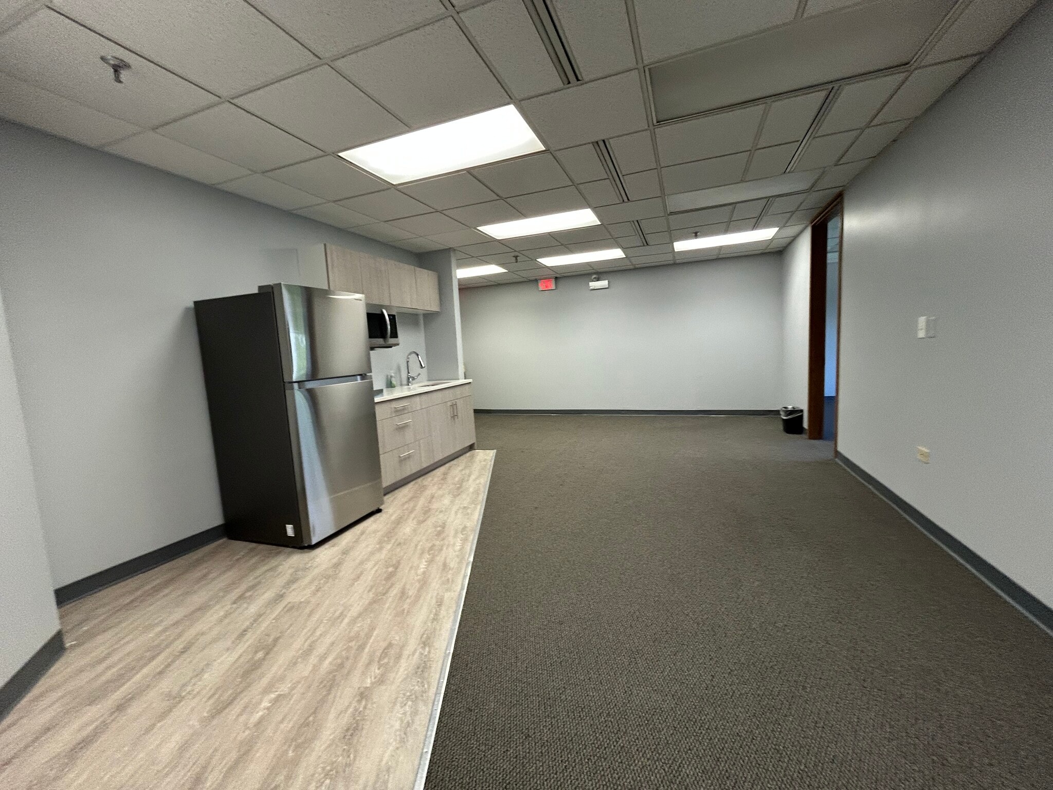 8831-8833 Gross Point Rd, Skokie, IL for lease Interior Photo- Image 1 of 5