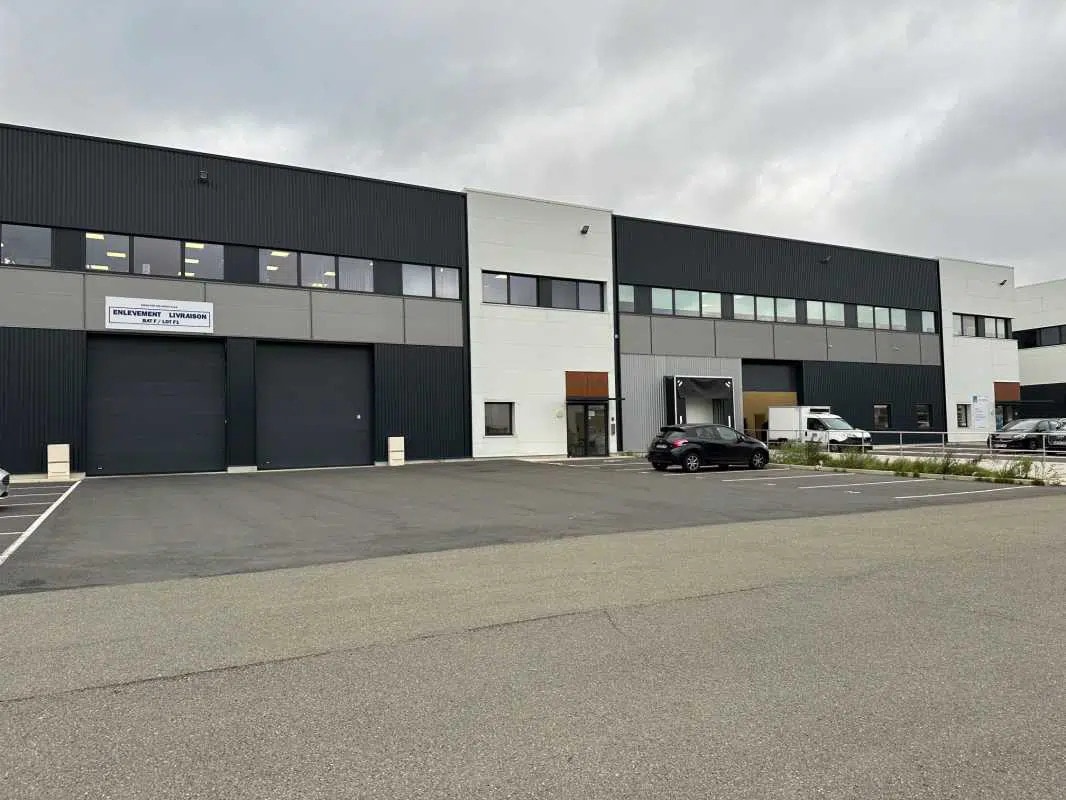 Flex in Groslay for lease Building Photo- Image 1 of 2