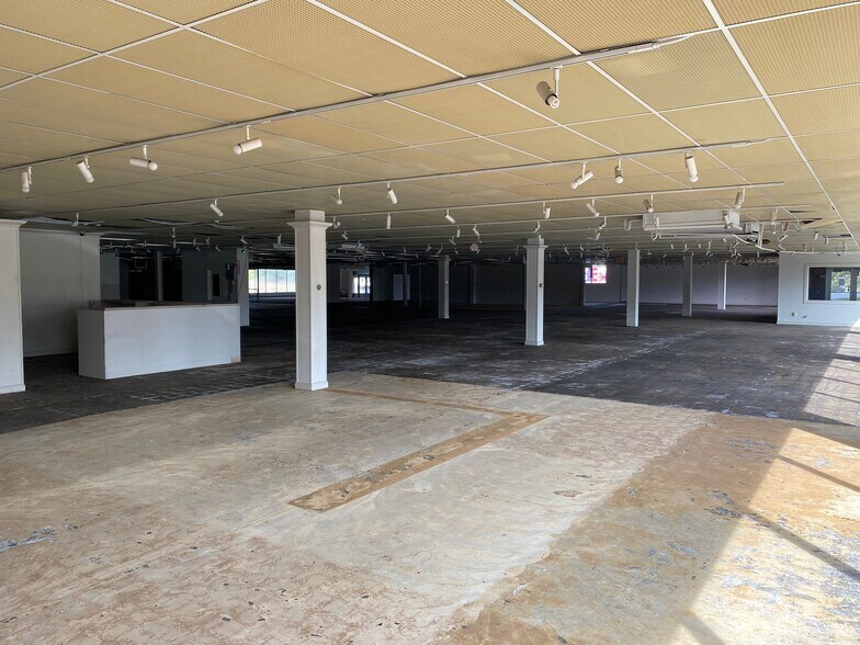 1315 John Fitch Blvd, South Windsor, CT à louer - Photo intérieure - Image 2 de 14
