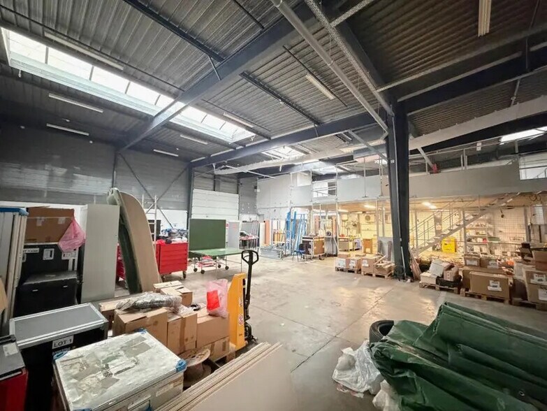 Flex in Dardilly for lease - Interior Photo - Image 3 of 12