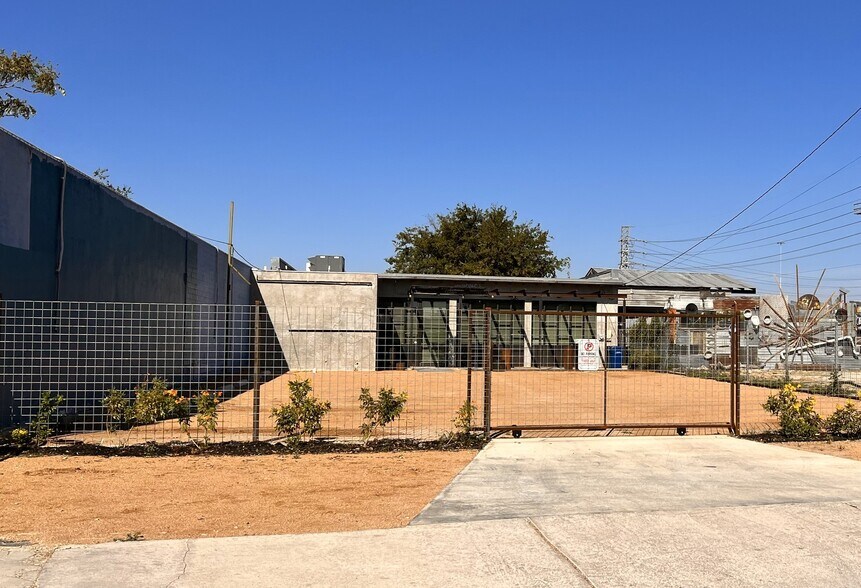 1101 S Roosevelt Ave, San Antonio, TX à vendre - Photo du bâtiment - Image 1 de 8