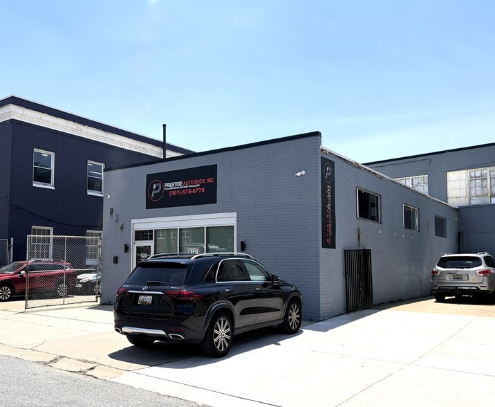 Prestige Auto Body Portfolio portefeuille de 2 propriétés à vendre sur LoopNet.ca - Photo du bâtiment - Image 2 de 12