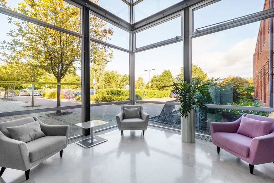 26 Kings Hill Av, West Malling for lease - Interior Photo - Image 3 of 10