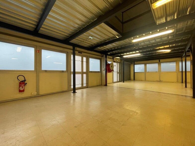 Flex in Montigny-le-Bretonneux for lease - Interior Photo - Image 3 of 8