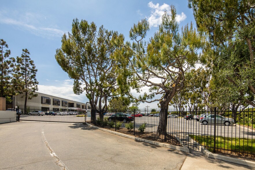 540-550 N Oak St, Inglewood, CA for lease - Building Photo - Image 2 of 9