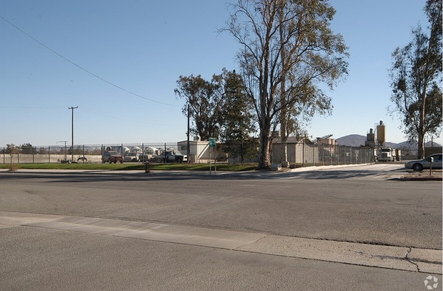 15815 Arrow Blvd, Fontana, CA for lease - Building Photo - Image 2 of 2