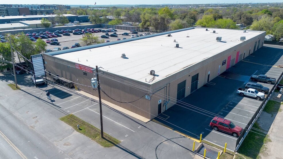 311 E Saint Elmo Rd, Austin, TX à louer - Photo du bâtiment - Image 3 de 11