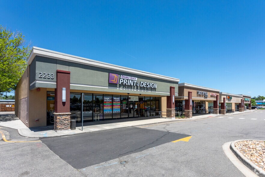 2223 S Monaco Pky, Denver, CO à louer - Photo du bâtiment - Image 3 de 16