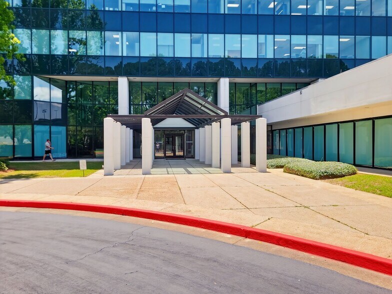 1110 Montlimar Dr, Mobile, AL à louer - Photo du bâtiment - Image 3 de 15