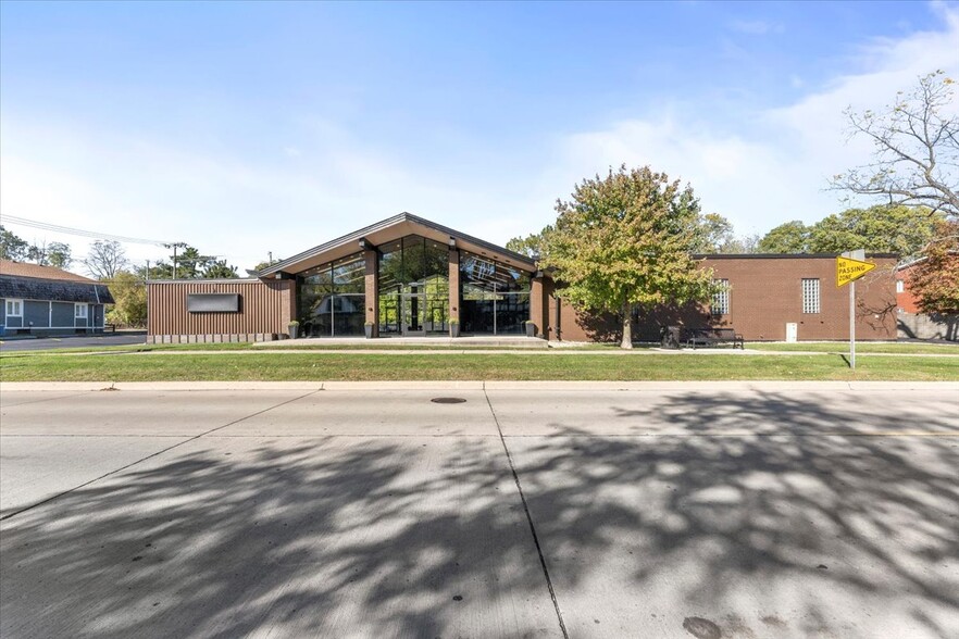 7560 Macomb St, Grosse Ile, MI for sale - Building Photo - Image 1 of 38