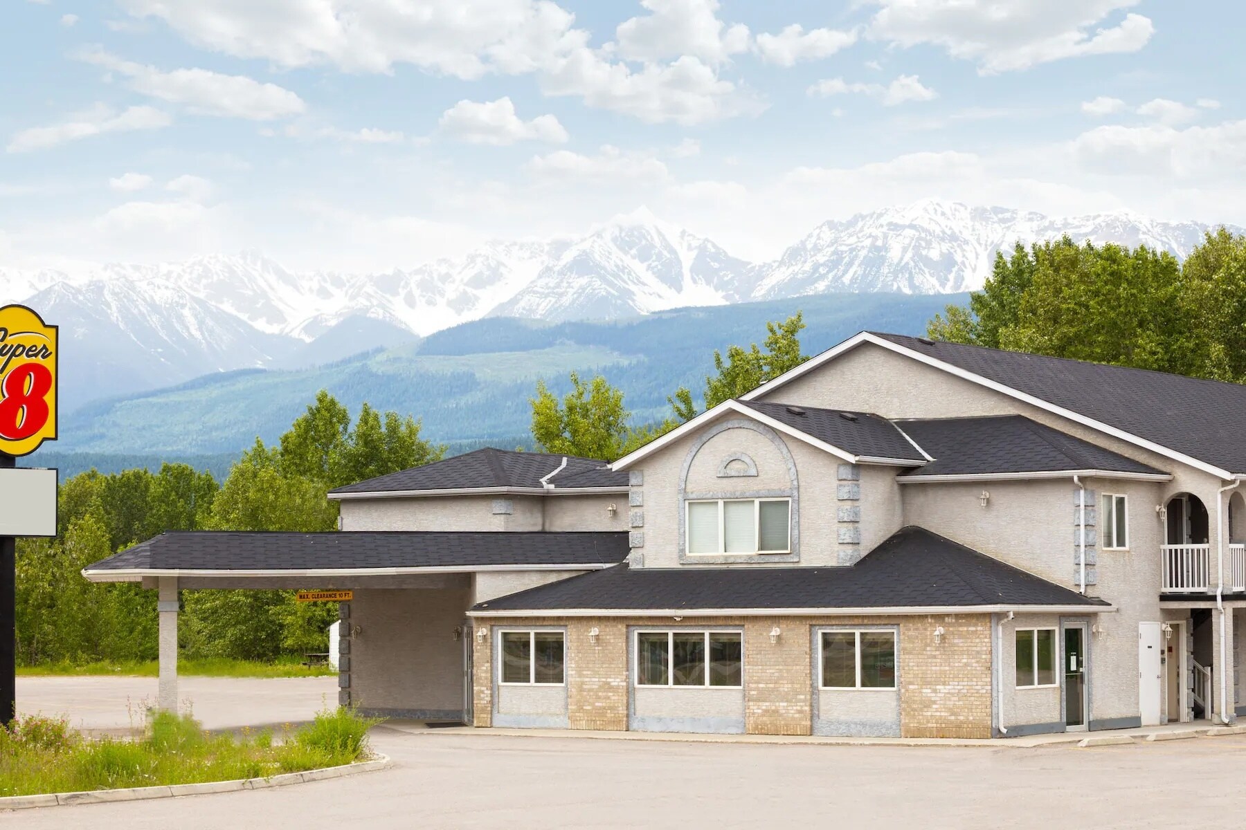 1047 Trans-Canada Hwy W, Golden, BC à vendre Photo principale- Image 1 de 1