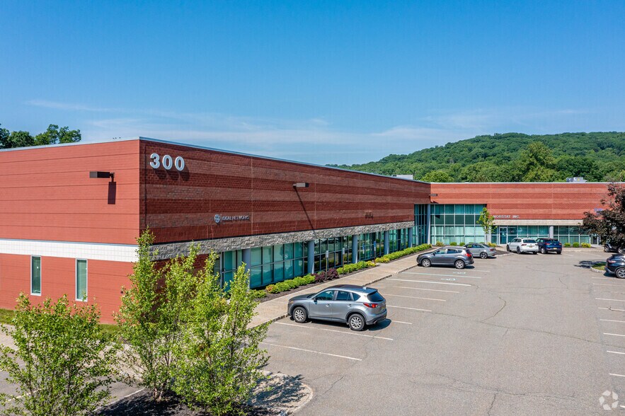 300 Roundhill Dr, Rockaway, NJ for lease - Building Photo - Image 2 of 5