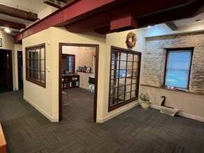 28 N Bennett St, Geneva, IL à louer Photo intérieure- Image 2 de 10