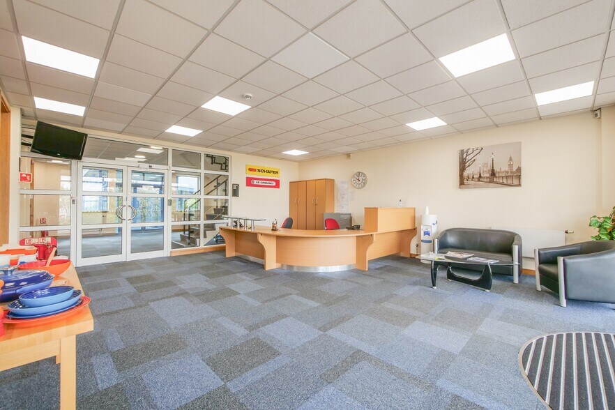 83-84 Livingstone Rd, Andover for lease - Building Photo - Image 3 of 9