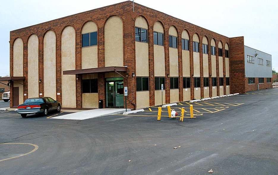 1600 N Deprizio Dr, Melrose Park, IL for sale - Building Photo - Image 3 of 7