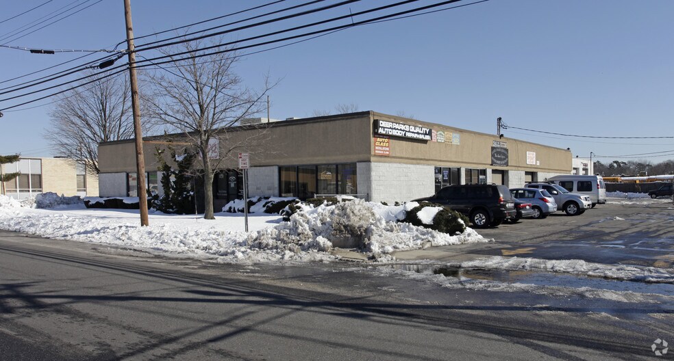 85 Brook Ave, Deer Park, NY à vendre - Photo principale - Image 1 de 1