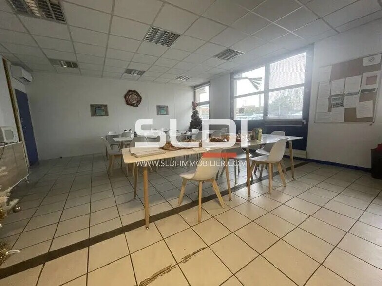 Office in Vaulx-en-Velin for lease - Interior Photo - Image 3 of 17