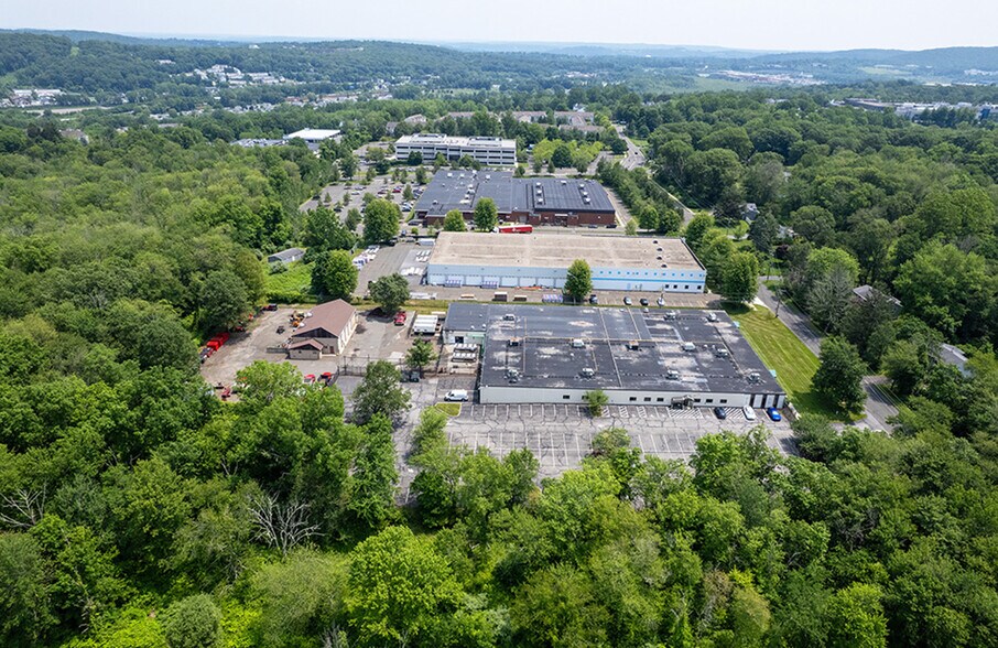 55 Old Ridgebury Rd, Danbury, CT à vendre - Photo du bâtiment - Image 2 de 7