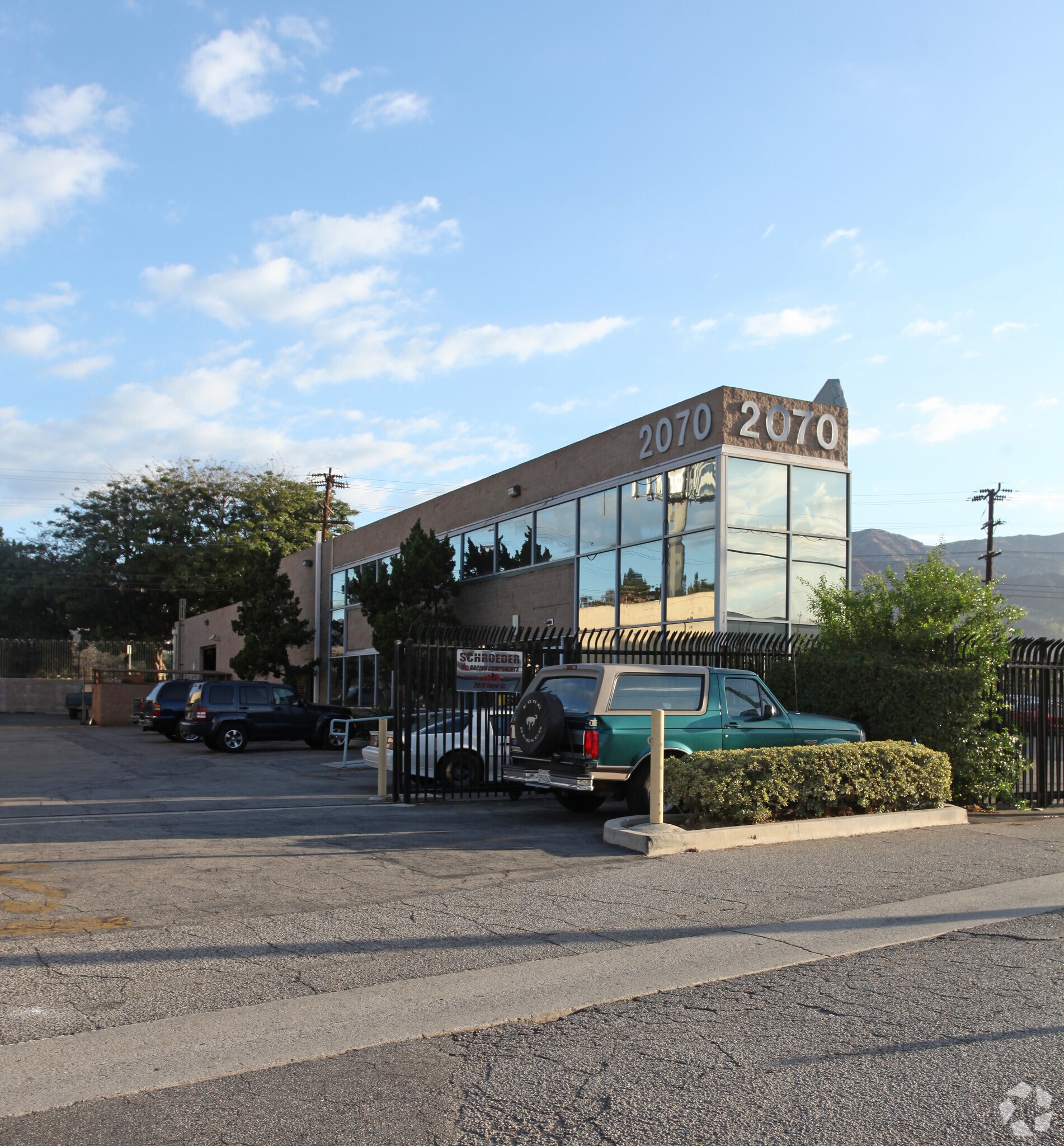 2070 Floyd St, Burbank, CA à louer Photo principale- Image 1 de 15