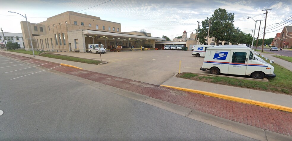 402 E Grand Ave, Ponca City, OK à louer - Photo du bâtiment - Image 2 de 5