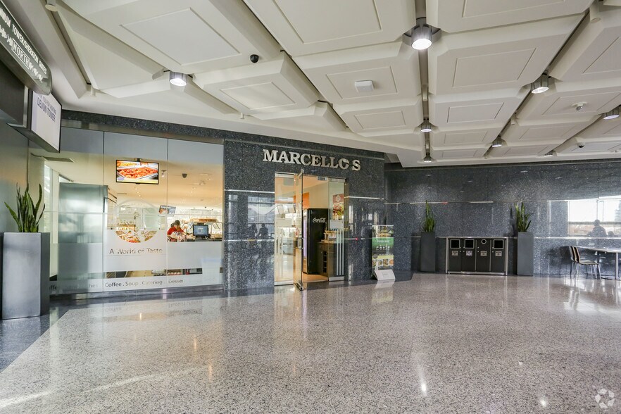 400 3rd Ave SW, Calgary, AB à louer - Hall d’entrée - Image 3 de 7