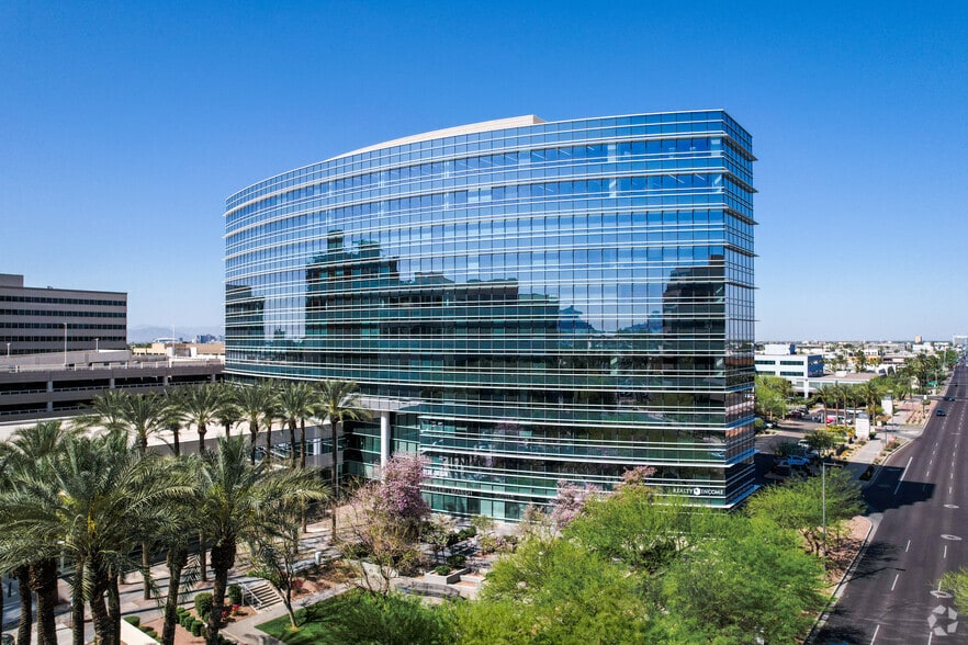 2325 E Camelback Rd, Phoenix, AZ à louer - Photo du bâtiment - Image 1 de 33