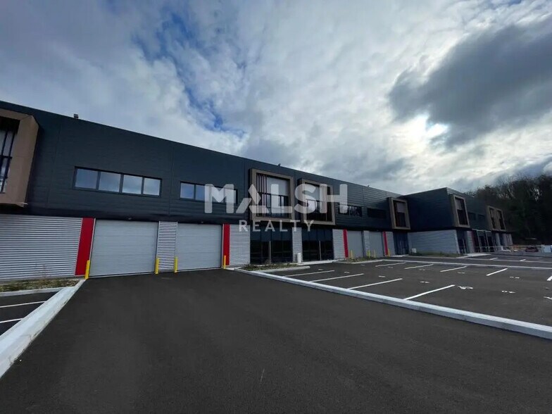 Flex dans Saint-Laurent-de-Mure à louer - Photo du bâtiment - Image 1 de 6