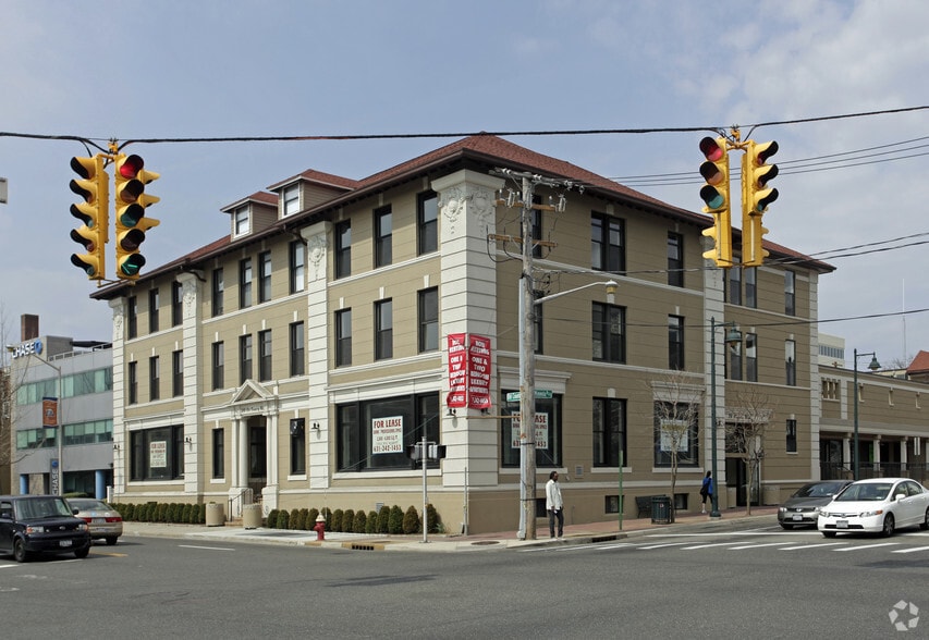 210 Old Country Rd, Mineola, NY for lease - Building Photo - Image 1 of 20