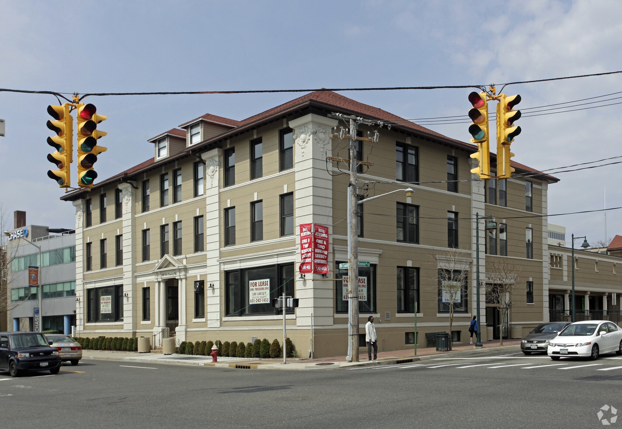 210 Old Country Rd, Mineola, NY for lease Building Photo- Image 1 of 21