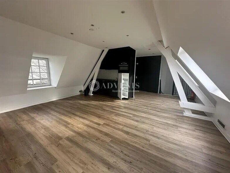 Office in Lille for lease - Interior Photo - Image 2 of 6